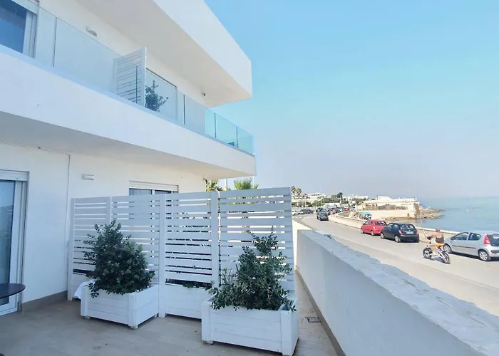 Villa Mediterranea Apartments - Seaview, Pool & Garden