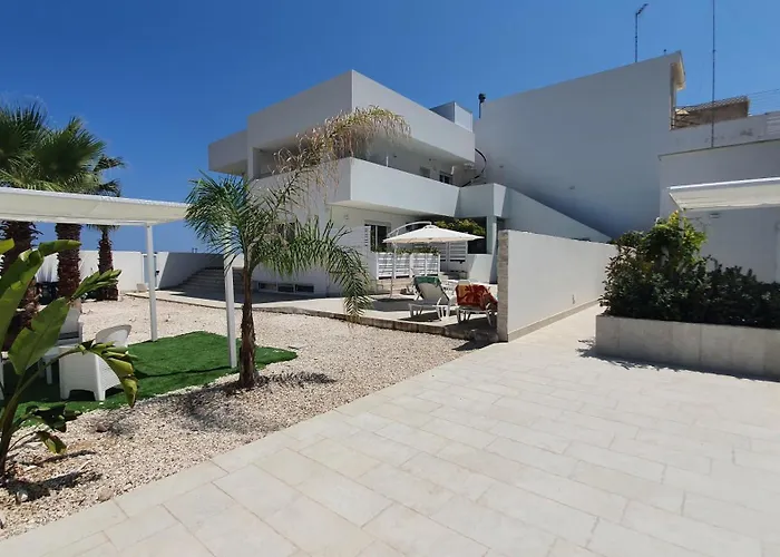 Villa Mediterranea Apartments - Seaview, Pool & Garden