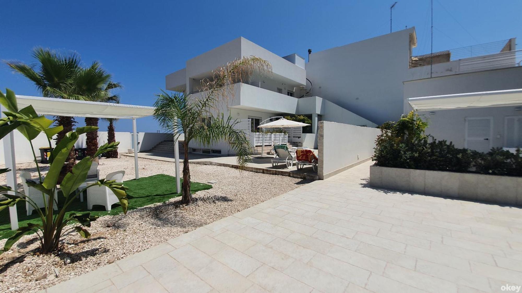 Mediterranea - Seaview, Pool & Garden Appartement Bari